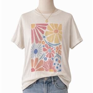 Wildflower Graphic Tee Size L Cream Boho Floral Cottage Core Crewneck Spring